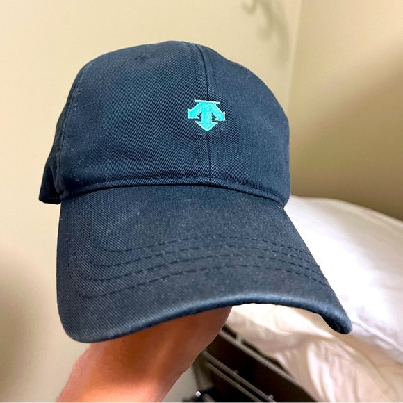 Black Descente 🧢 - Picture 1 of 3